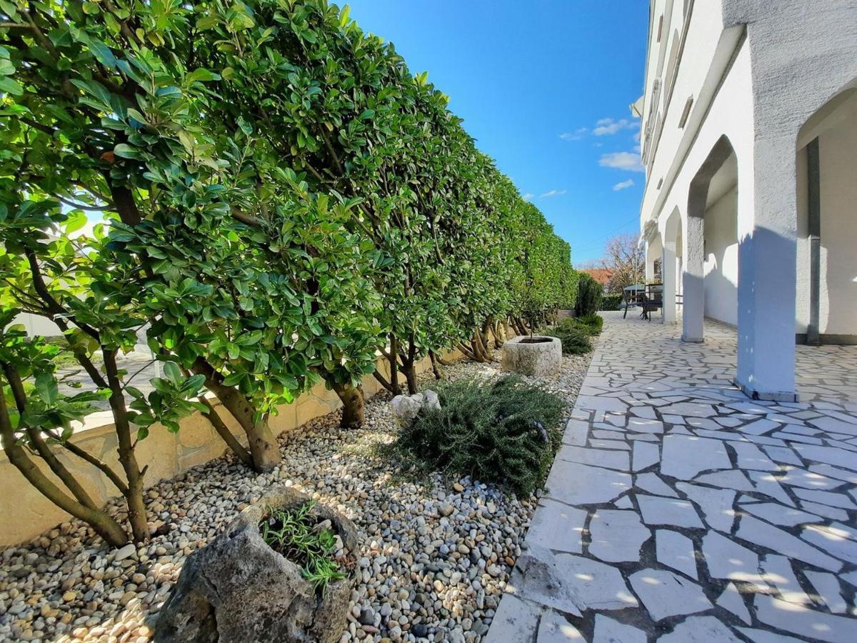 Apartments Adrijana Malinska Buitenkant foto