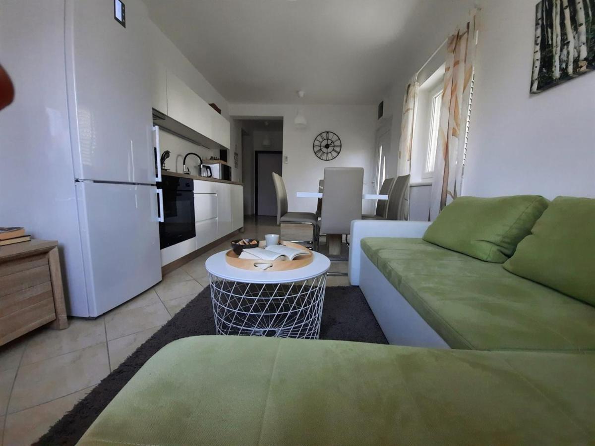 Apartments Adrijana Malinska Buitenkant foto